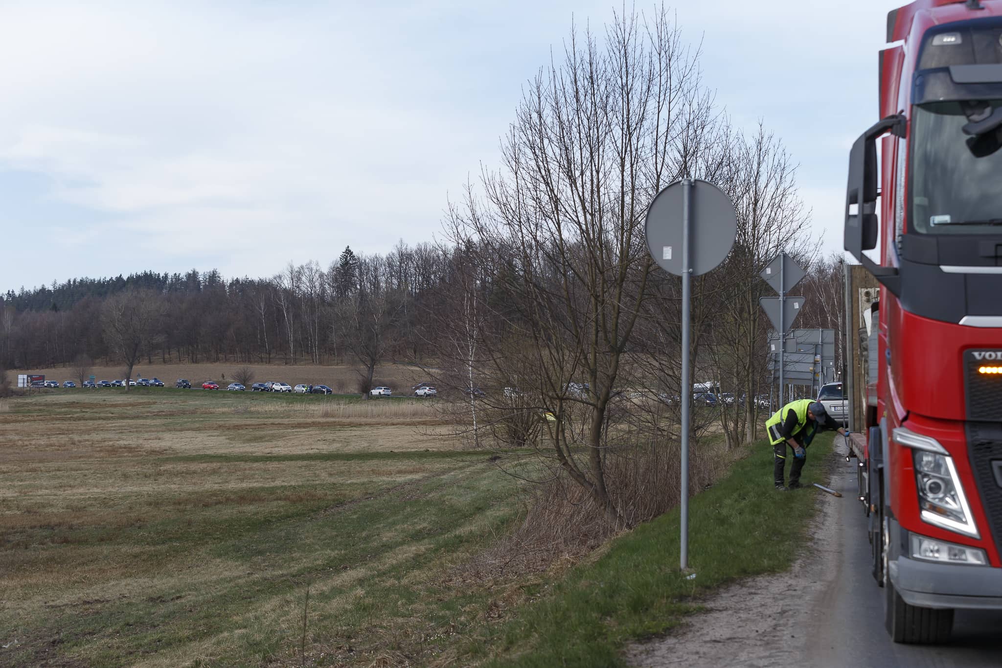 Ciągnik złapał "kapcia" przy rondzie