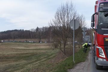 Ciągnik złapał "kapcia" przy rondzie