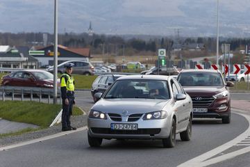 Ciągnik złapał "kapcia" przy rondzie