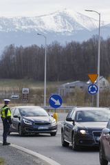 Ciągnik złapał "kapcia" przy rondzie