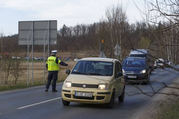 Ciągnik złapał "kapcia" przy rondzie