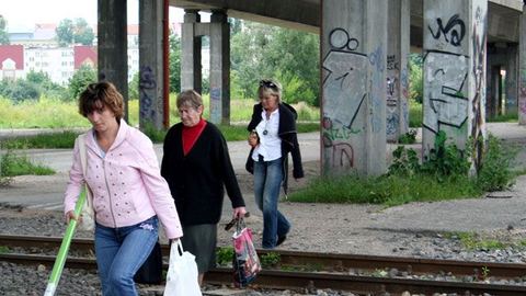 – Już dawno w tym miejscu ktoś powinien zrobić kładkę dla pieszych – uważa Iwona Wrońska.
