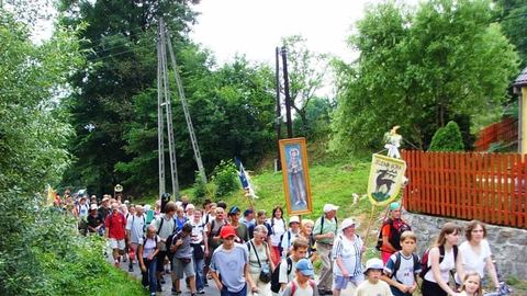 Pielgrzymi na trasie do częstochowskiego sanktuarium.