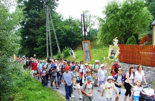 Pielgrzymi na trasie do częstochowskiego sanktuarium.