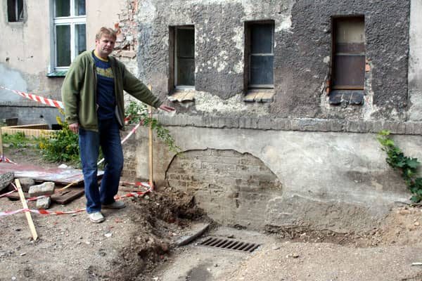 Podczas niedawnej ulewy woda sięgała do tej wysokości, mówi Ireneusz Wolczyński.