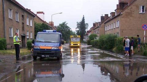 Dla mieszkańców ulicy Wyczółkowskiego każda większa ulewa oznacza lokalny potop. Na zdjęciu trakt po oberwaniu chmury 15 czerwca.
