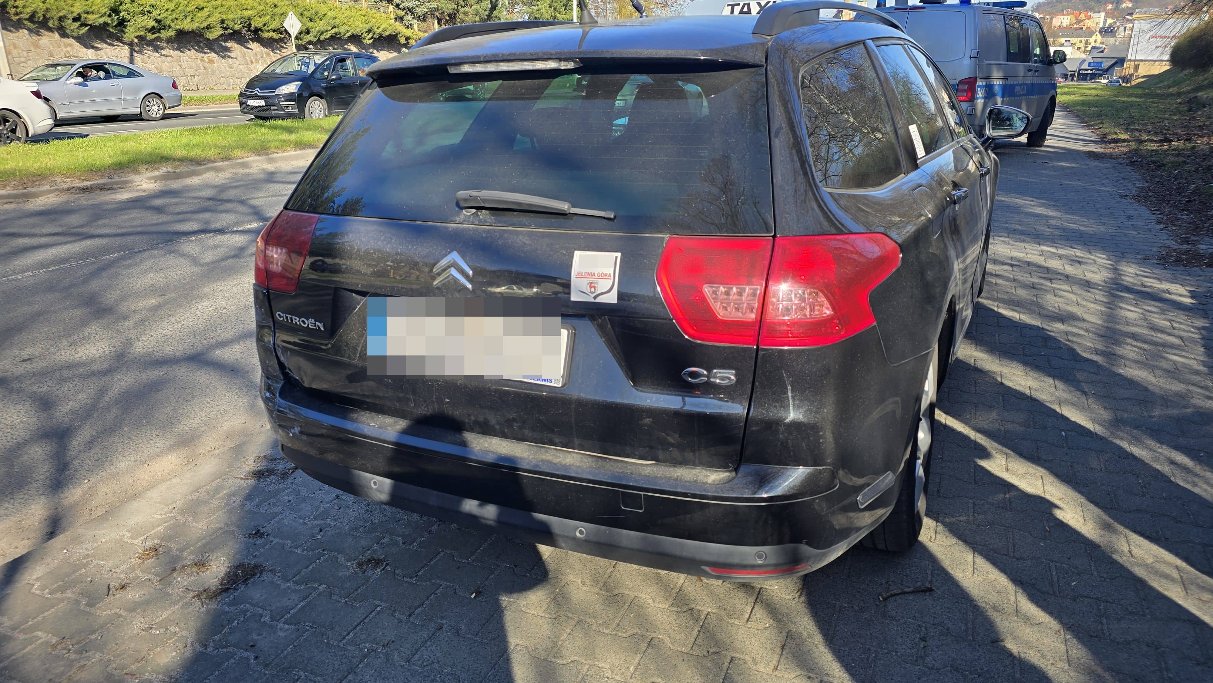 Niby zawodowi kierowcy a zderzyły się dwie taksówki