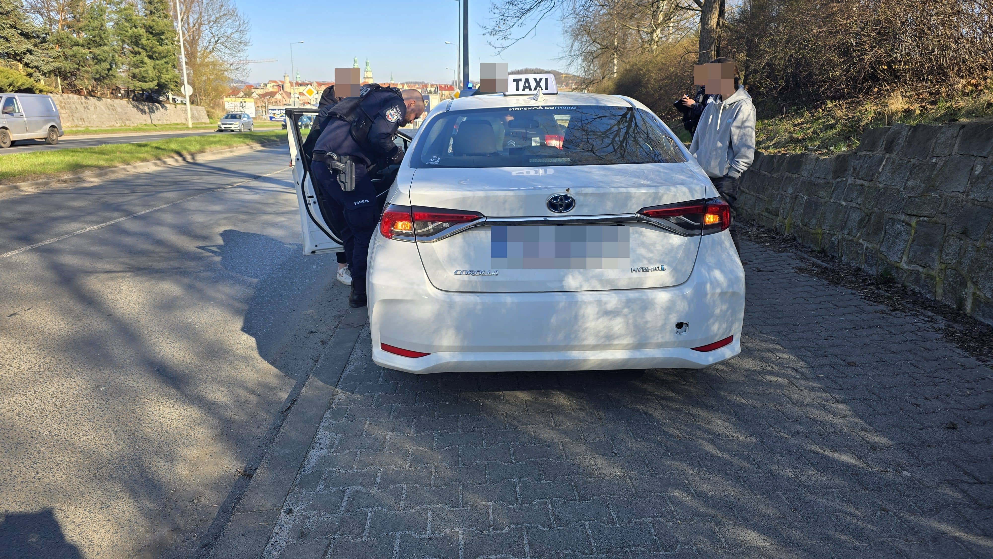 Niby zawodowi kierowcy a zderzyły się dwie taksówki