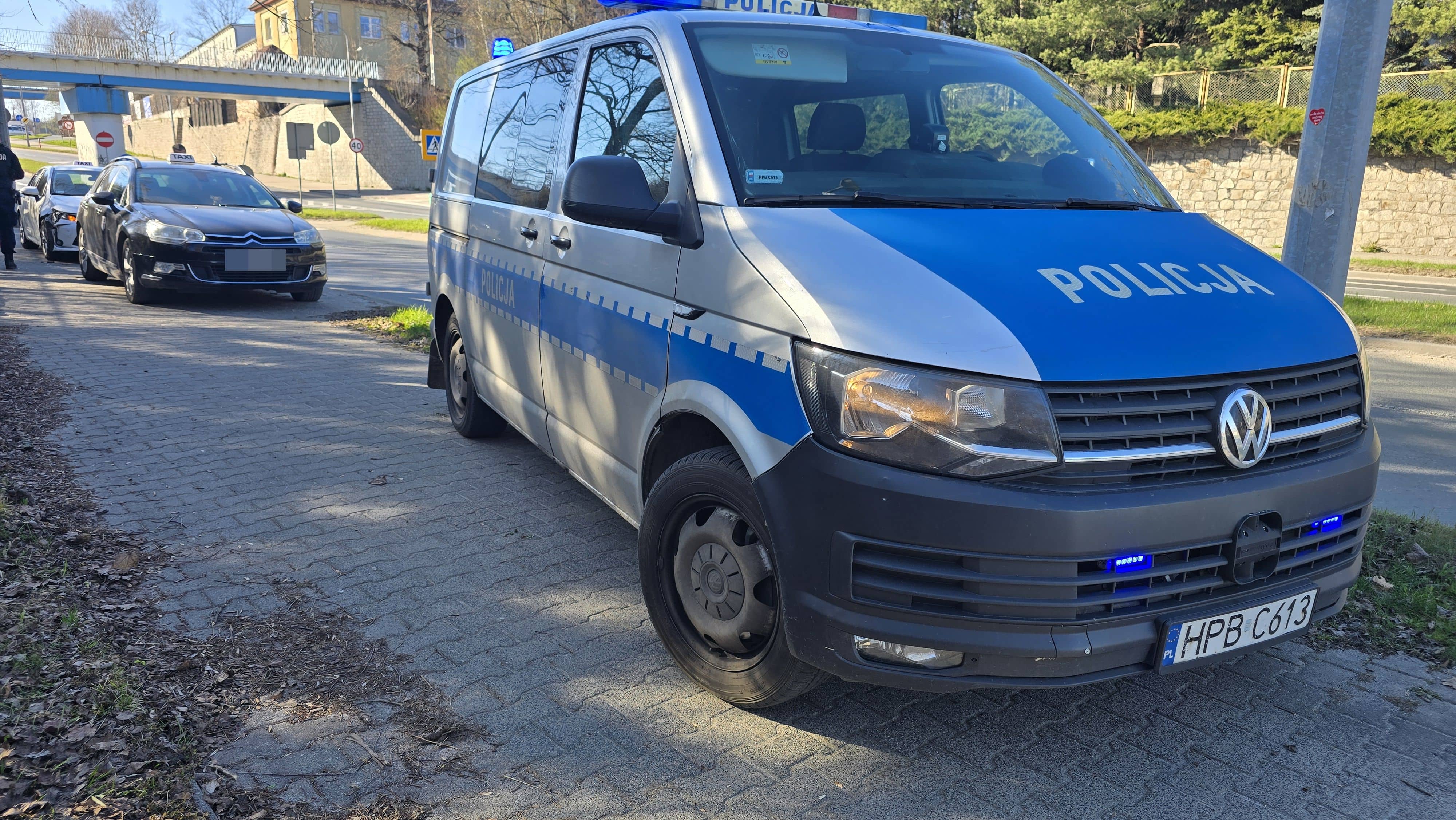 Niby zawodowi kierowcy a zderzyły się dwie taksówki