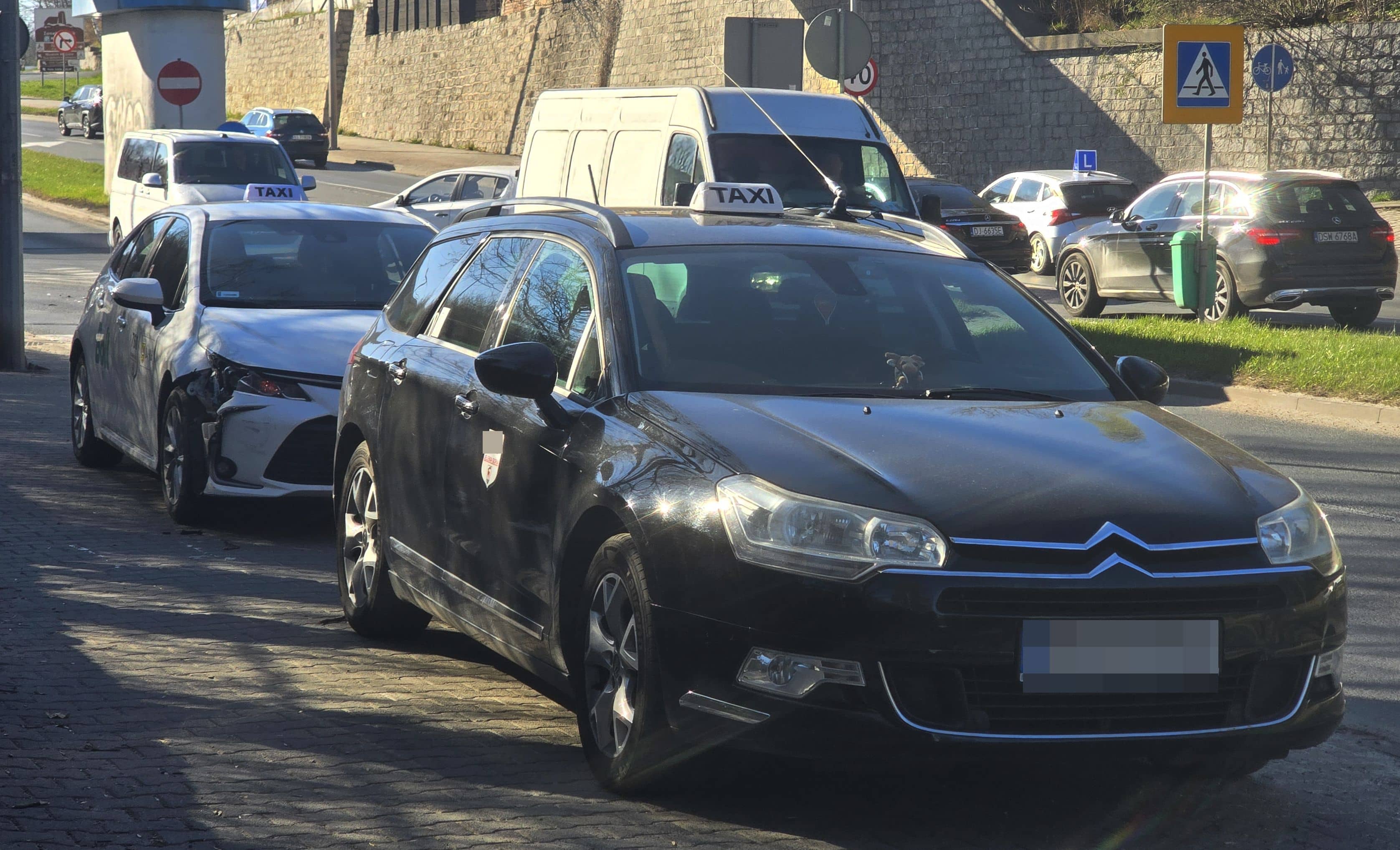 Niby zawodowi kierowcy a zderzyły się dwie taksówki