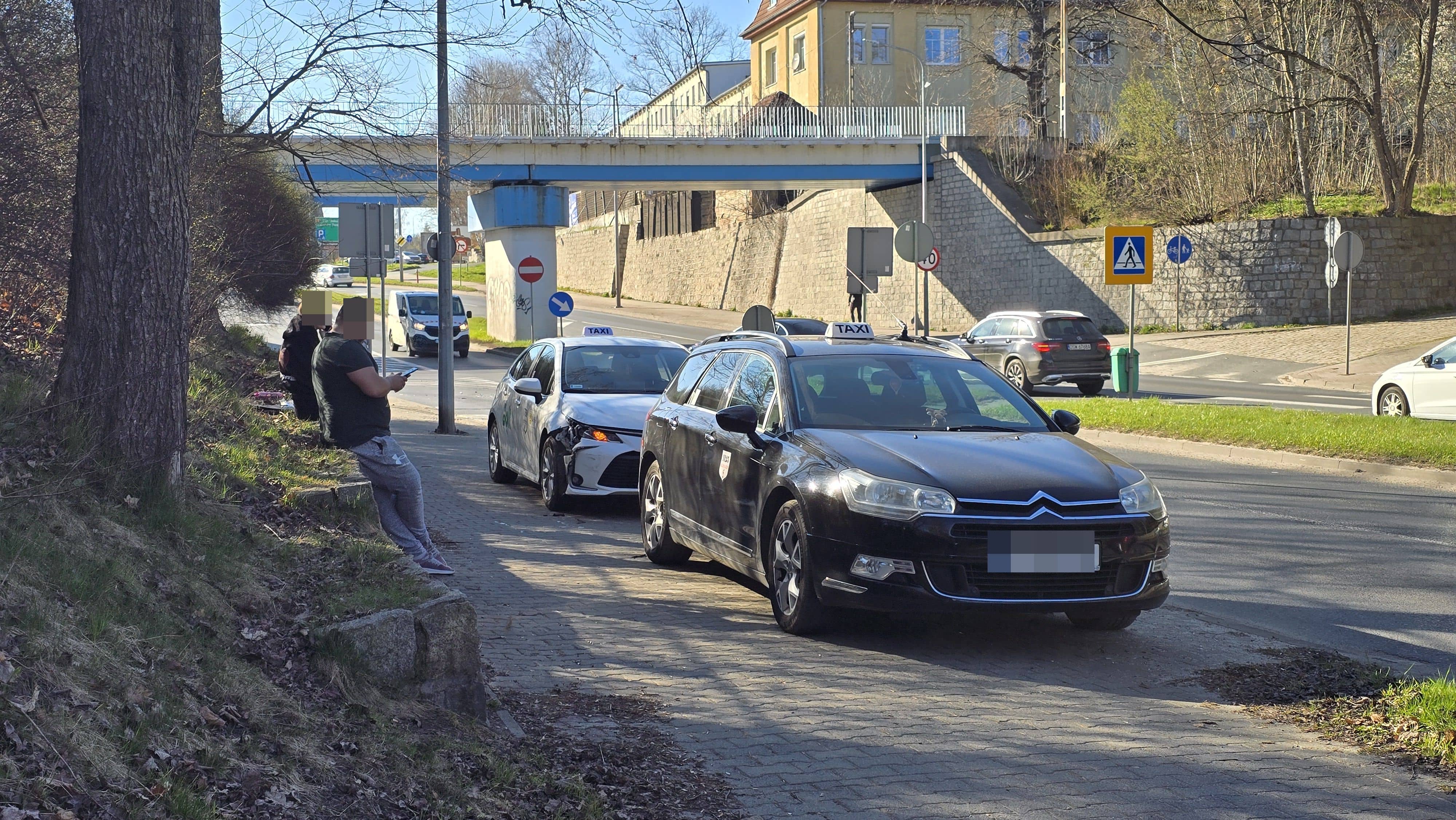 Niby zawodowi kierowcy a zderzyły się dwie taksówki