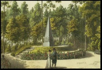 Obelisk postawiony dla upamiętnienia postaci Fryderyki Heleny Schoenau w 1895 roku.