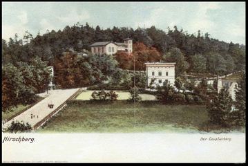 To samo miejsce widziane od strony Promenadenweg. Na pierwszym planie puste miejsce, na którym w 1914 roku wyrośnie dzisiejsze Muzeum Karkonoskie, siedziba Riesengebirges-Vereins. 