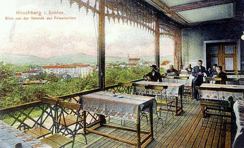 Spacer Keiser-Friedrichstrasse (dziś Matejki). W tle restauracja Monopol (na rogu z Wilhemstrasse – Wojska Polskiego). Nad wszystkim góruje sylwetka restauracji Felsenkeller.