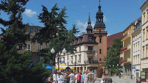 Wycieczkowicze w Cieplicach muszą gasić pragnienie w sklepie, mimo że zdrój położony jest u źródeł wód termalnych.