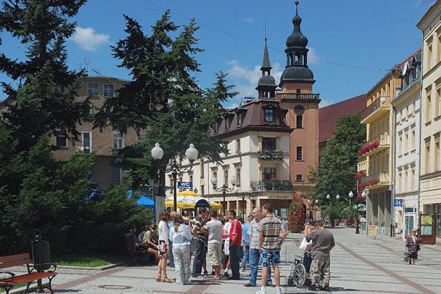 Wycieczkowicze w Cieplicach muszą gasić pragnienie w sklepie, mimo że zdrój położony jest u źródeł wód termalnych.