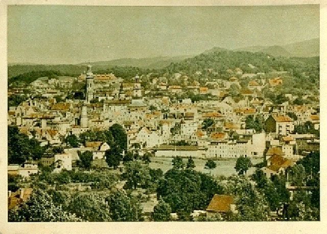 Jedna z pierwszych barwnych (niekolorowanych) fotografii z panoramą miasta. Lata 60–te minionego wieku.