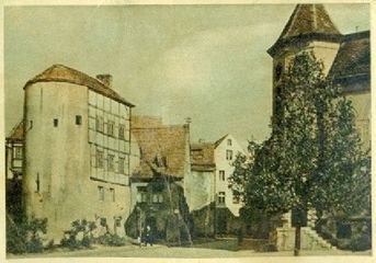 Zakątek z basztą grodzką i budynkiem dawnej łaźni. W tle jeszcze istniejące zabudowania ulicy Grodzkiej i Jasnej.