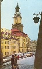 Plac Ratuszowy już po remoncie ratusza i nawierzchni w połowie lat 70–tych XX wieku.