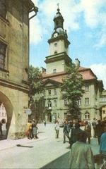 Ten sam ratusz z perspektywy ulicy Długiej.