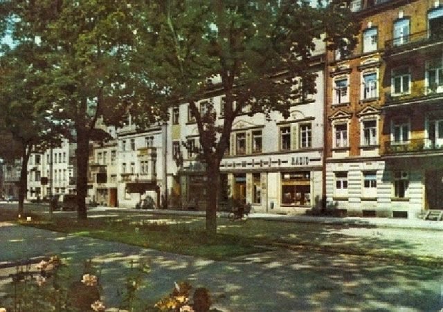 Al. 15 Grudnia. Sklep radiowo–telewizyjny. Później trafiło tam Biuro Wystaw Artystycznych, po nim – księgarnia dawnego EMPiK–u, aż w końcu po sprzedaży obiektu salony gier.