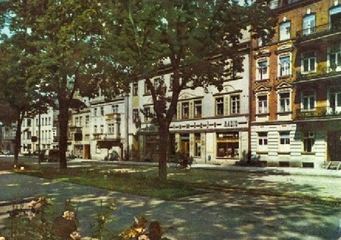 Al. 15 Grudnia. Sklep radiowo–telewizyjny. Później trafiło tam Biuro Wystaw Artystycznych, po nim – księgarnia dawnego EMPiK–u, aż w końcu po sprzedaży obiektu salony gier.