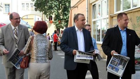 Działacze PO na ulicy Długiej.