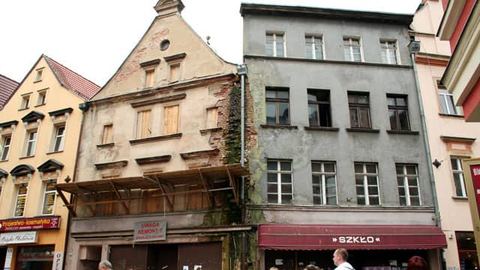 Niektóre zakątki starego miasta są i tak zdewastowane. Po części przyczyniają się do tego wandale.