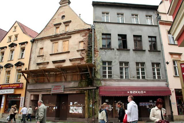 Niektóre zakątki starego miasta są i tak zdewastowane. Po części przyczyniają się do tego wandale.