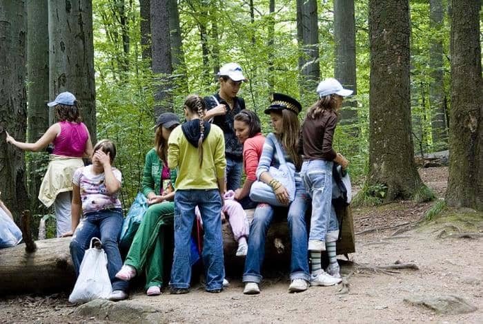 Goście po nabożeństwie blisko zabobrzańskiej świątyni.