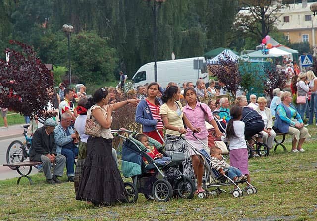 Kowarski folklor podczas święta miasta: Romowie ubrani w tradycyjne stroje.