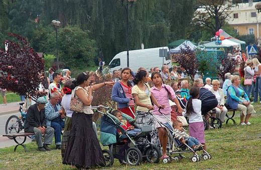 Kowarski folklor podczas święta miasta: Romowie ubrani w tradycyjne stroje.