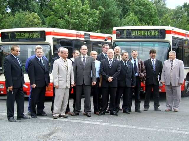 Pamiątkowe zdjęcie kontrahentów: w tle właśnie zakupione autobusy.