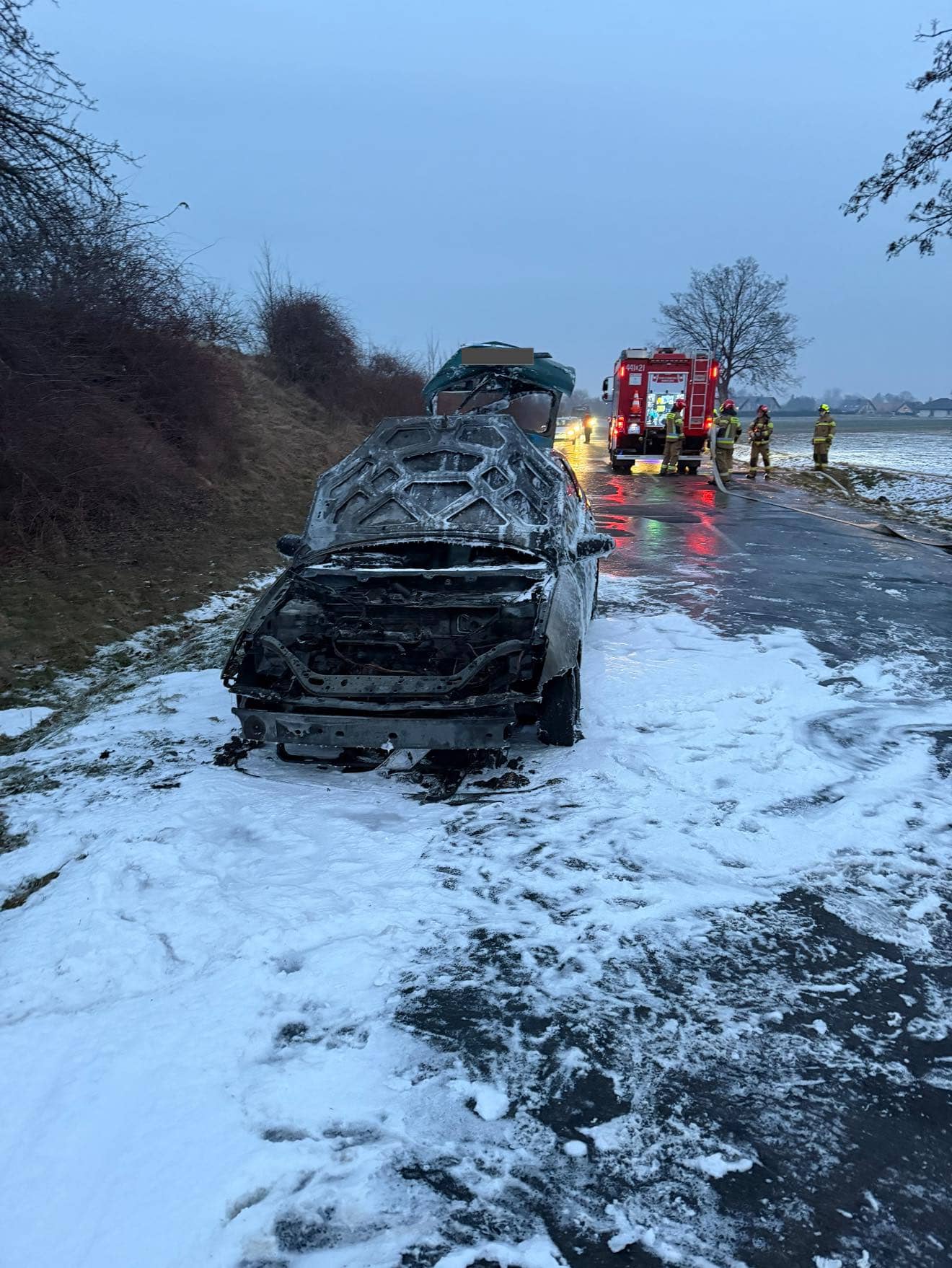 Auto w ogniu. Szybka akcja strażaków