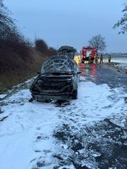 Auto w ogniu. Szybka akcja strażaków