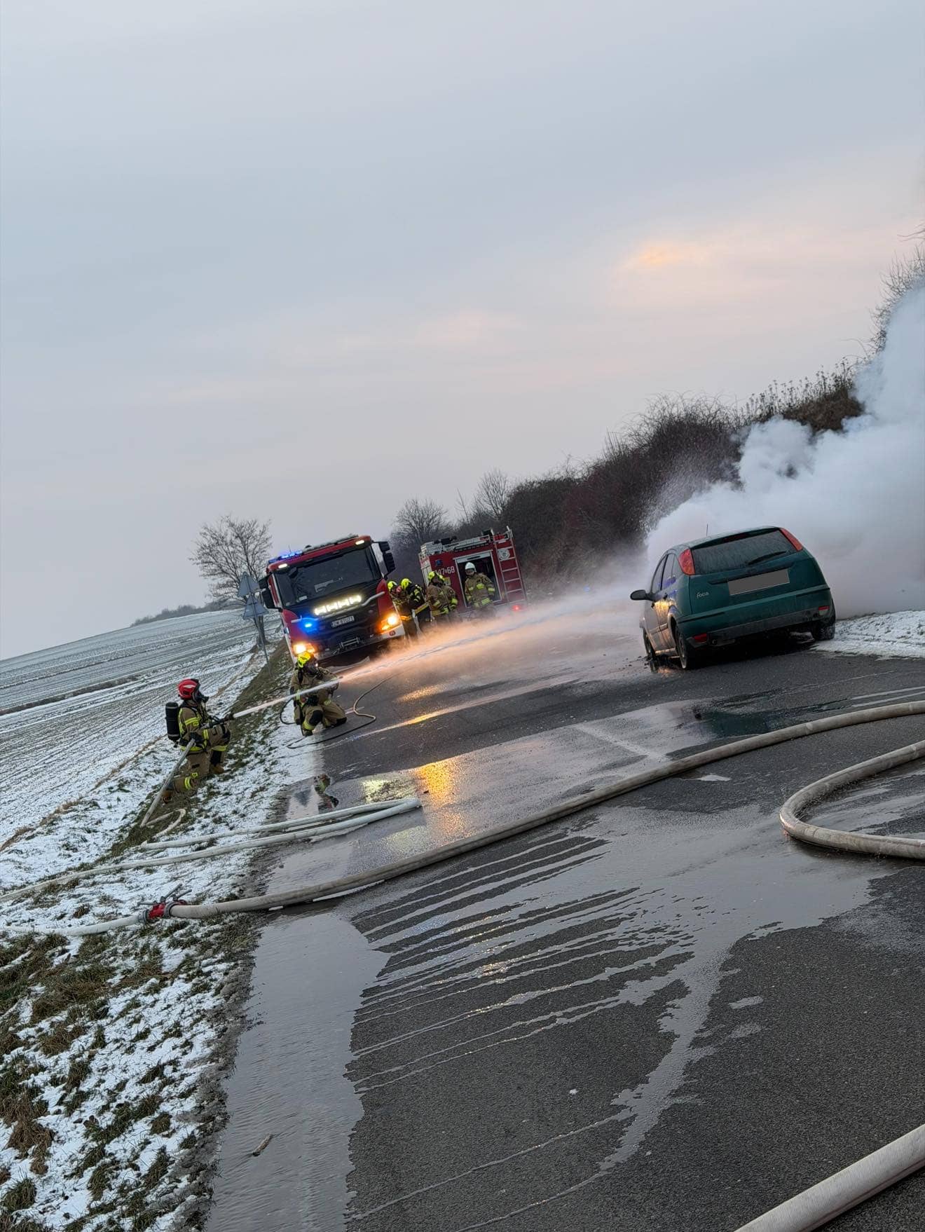 Auto w ogniu. Szybka akcja strażaków
