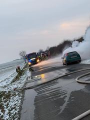 Auto w ogniu. Szybka akcja strażaków
