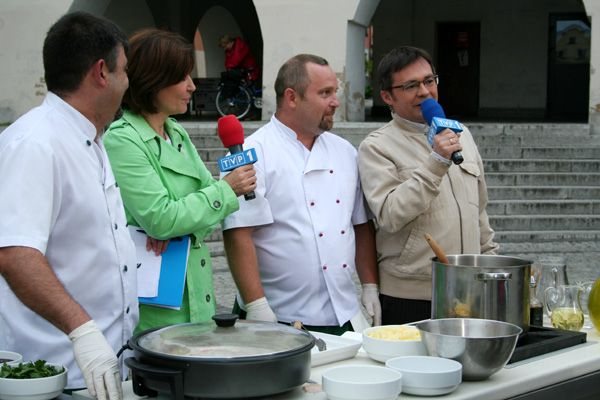 Mistrzowie kuchni przygotowali, między innymi, kartoflankę po jeleniogórsku.