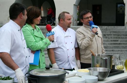 Mistrzowie kuchni przygotowali, między innymi, kartoflankę po jeleniogórsku.