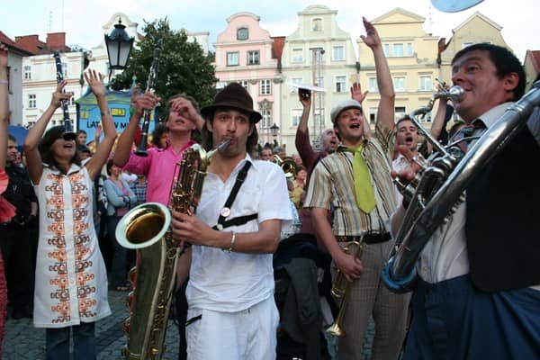 Belgijska Orchestre International du Vetex – muszyczny akcent początku XXV Międzynarodowego Festiwalu Teatrów Ulicznych pod patronatem Jelonki.com