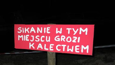 Sikają po kątach