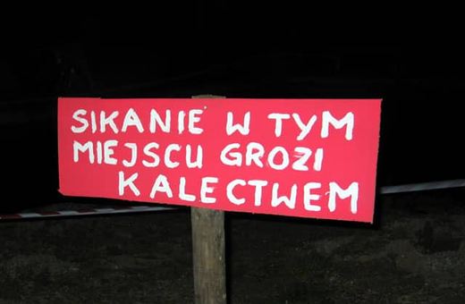 Sikają po kątach