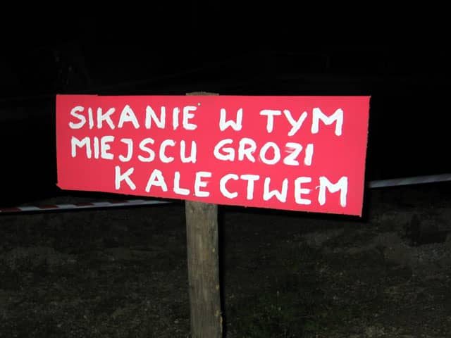 Sikają po kątach
