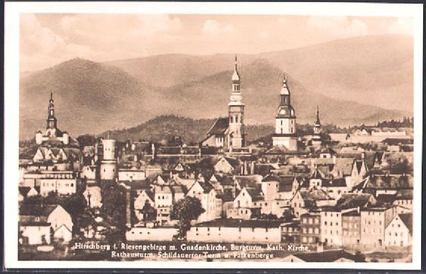 W panoramicznej perspektywie sylweta miasta z charakterystycznymi wieżami.