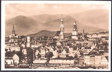 W panoramicznej perspektywie sylweta miasta z charakterystycznymi wieżami.