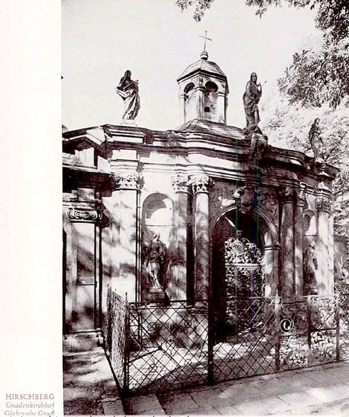 Jedna z kaplic grobowych, najpewniej zaprojektowana przez samego Martina Franza, „ojca” budynku Gnaden Kirche.