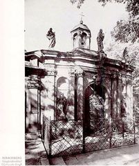 Jedna z kaplic grobowych, najpewniej zaprojektowana przez samego Martina Franza, „ojca” budynku Gnaden Kirche.
