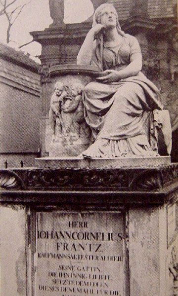 Grób Johanna Corneliusa Frantza (tylko fonetyczna zbieżność nazwiska z tym noszonym przez architekta). Dumająca postać zachowała się do dziś.