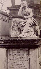 Grób Johanna Corneliusa Frantza (tylko fonetyczna zbieżność nazwiska z tym noszonym przez architekta). Dumająca postać zachowała się do dziś.