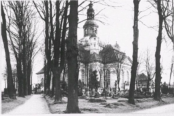 Rok 1945. Przykościelna nekropolia jeszcze w stanie nienaruszonym, choć oficjalnie została zamknięta w 1888 roku.